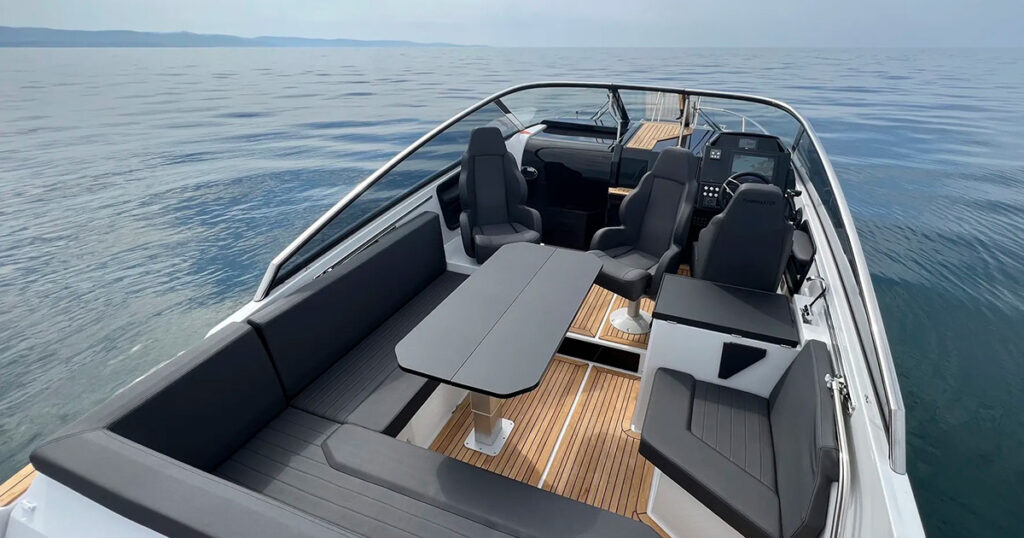Finnmaster T8 day cruiser open area