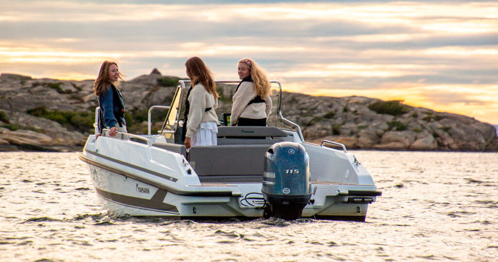 Yamarin 59 SC side console powerboat in archipelago with three girls on board